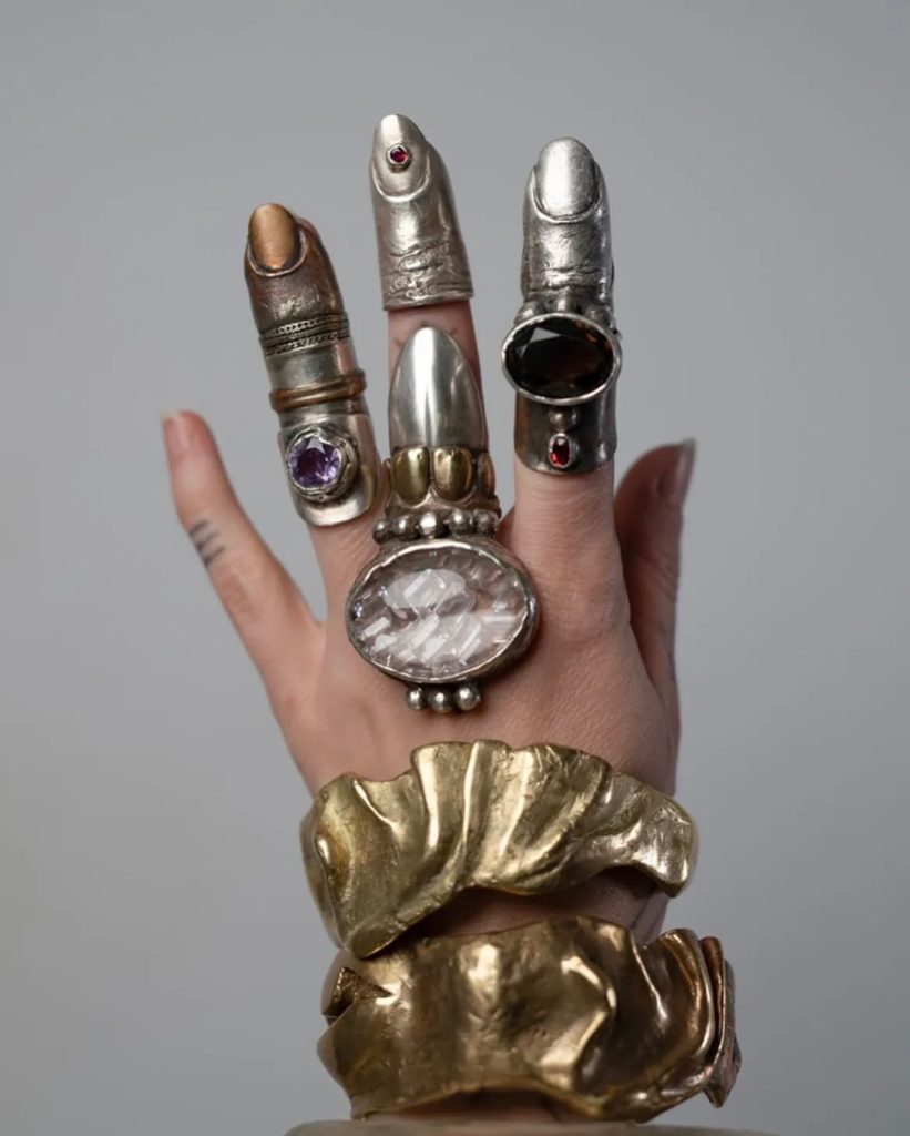 Anillos escultóricos y finger armor de Marianna Klimaszka para RAW FLOW OBJECTS
